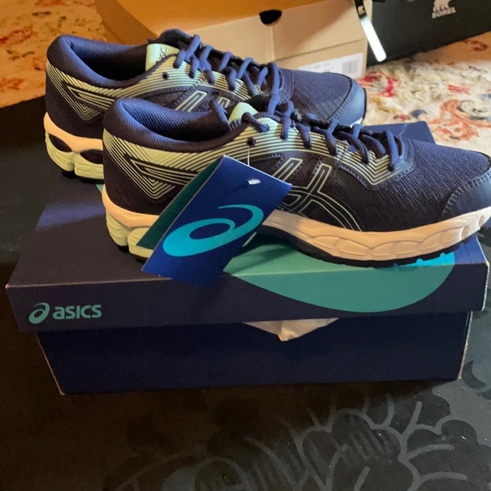 ASICS NWT sneaker size 7.5